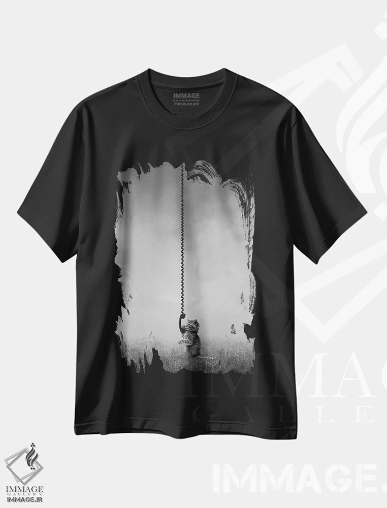 تیشرت مشکی طرح دار تماس با خانه، عکاسی ترکیبی اثر کاترین فدرر | immage.ir