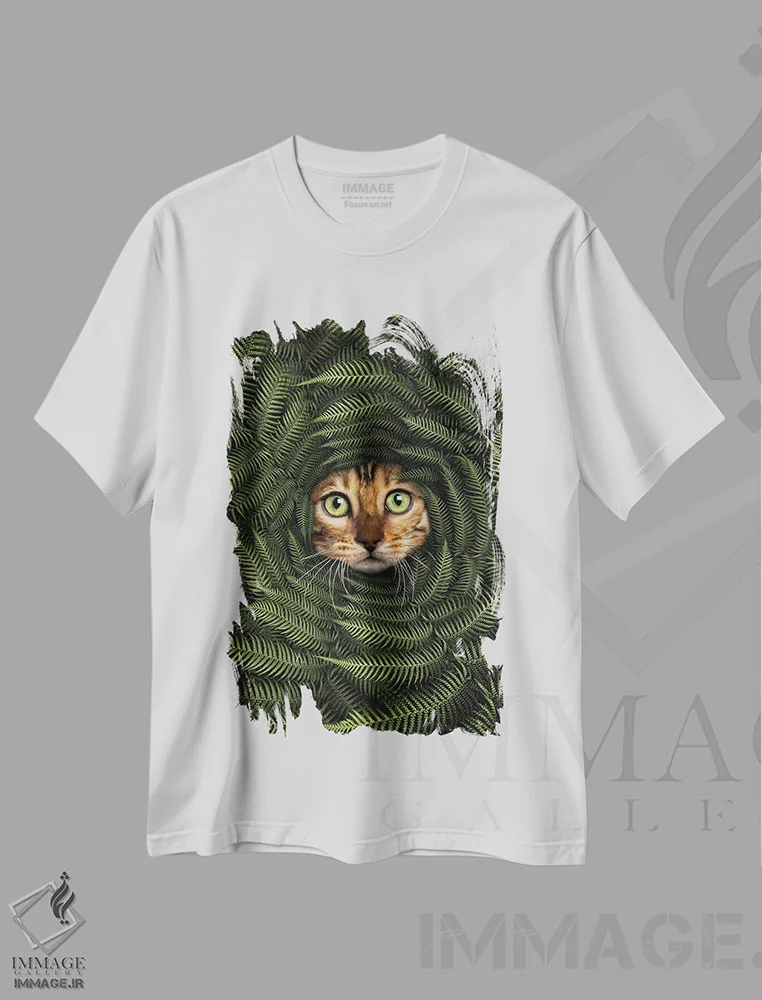 تیشرت سفید طرح دار گربه در میان سرخس ها، هنر دیجیتال اثر کاترین فدرر | فروشگاه ایماژ