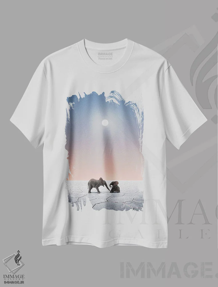 تیشرت سفید طرح دار فیل ها در صحرا، عکاسی ترکیبی اثر کاترین فدرر | فروشگاه ایماژ