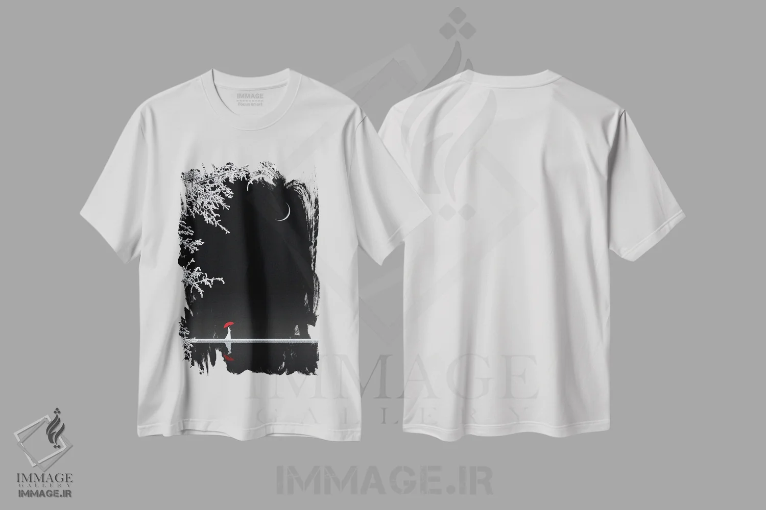 تیشرت سفید طرح دار بانویی با چتر قرمز، عکاسی ترکیبی اثر کاترین فدرر | immage.ir