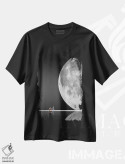تیشرت مشکی طرح دار ماه غلتان، دکور کلبه و لژ اثر کاترین فدرر | فروشگاه ایماژ