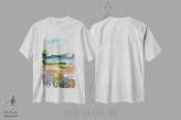 تیشرت سفید طرح دار دو قایق بادبانی و کلبه ۱، تزئینی اثر کارن فیلدز | فروشگاه ایماژ