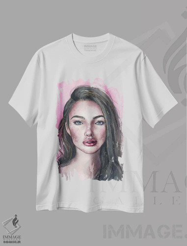 تیشرت سفید طرح دار پرتره صورتی، مدیوم اثر کایرا بالان | فروشگاه ایماژ