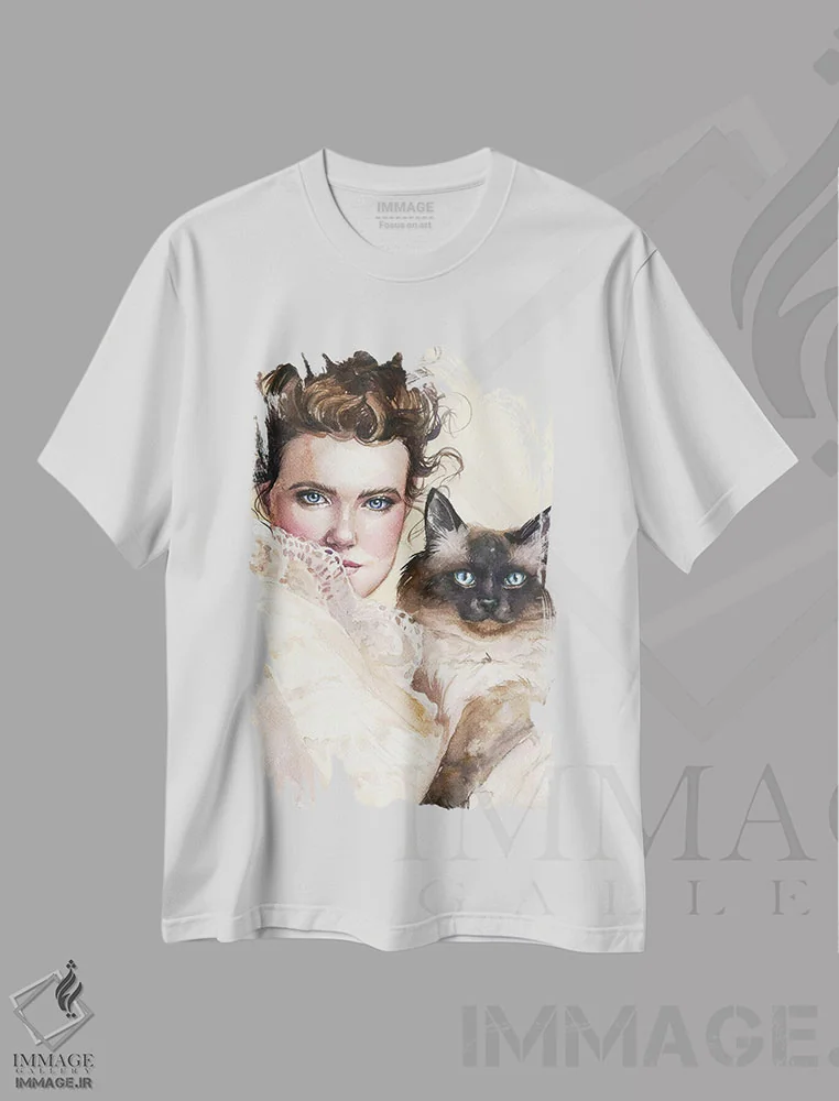 تیشرت سفید طرح دار خانم گربه ای، مدیوم اثر کایرا بالان | immage.ir