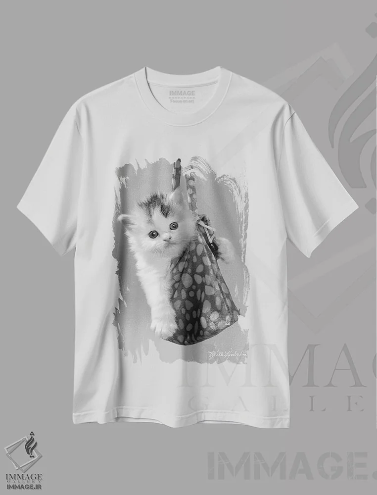 تیشرت سفید طرح دار در حال حرکت، عکاسی سیاه و سفید اثر کیت کیمبرلین | فروشگاه ایماژ