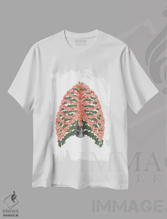 تیشرت سفید طرح دار قفسه سینه گل دار، مدیوم اثر کیکی سی لندن | immage.ir
