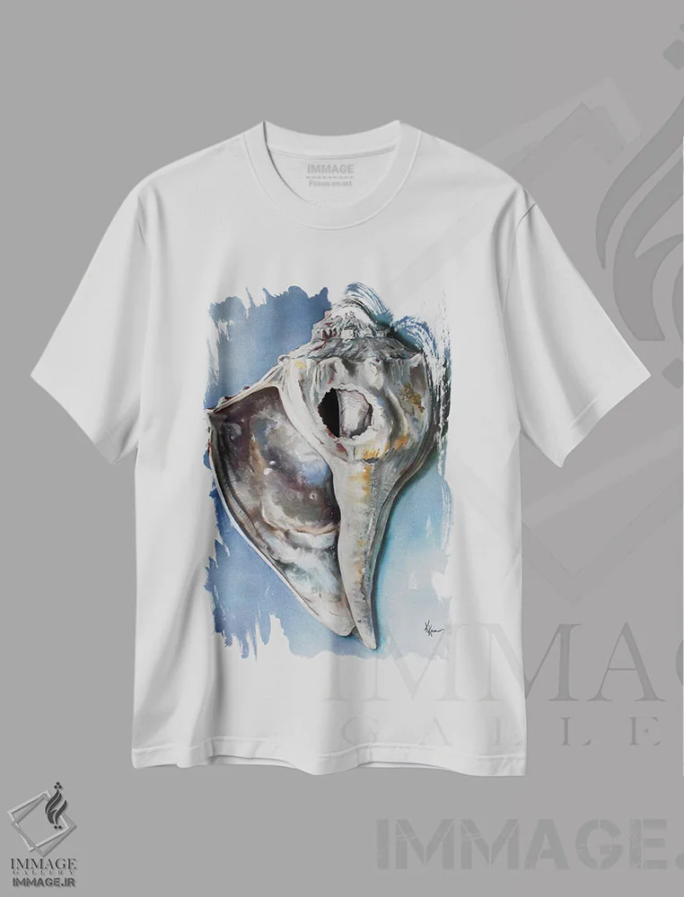 تیشرت سفید طرح دار حلزون صاعقه ای، دکور ساحلی اثر کریستین کاینر | immage.ir