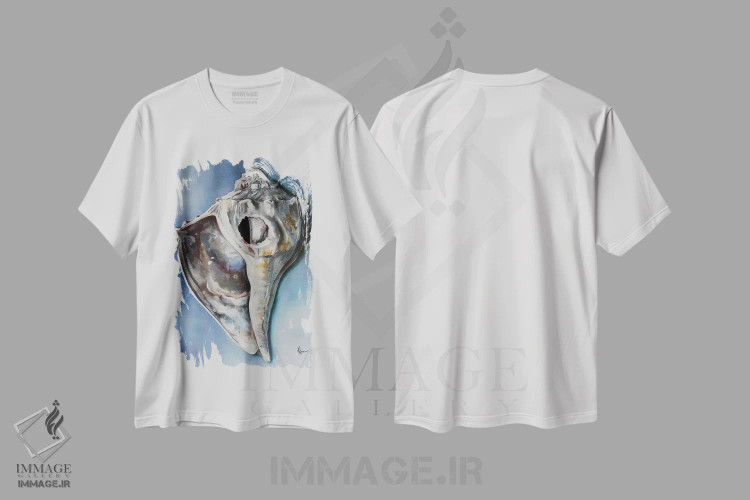 تیشرت سفید طرح دار حلزون صاعقه ای، دکور ساحلی اثر کریستین کاینر | immage.ir