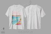 تیشرت سفید طرح دار منظره دریا، دکور ساحلی اثر کارتیکا پارامیتا | فروشگاه ایماژ