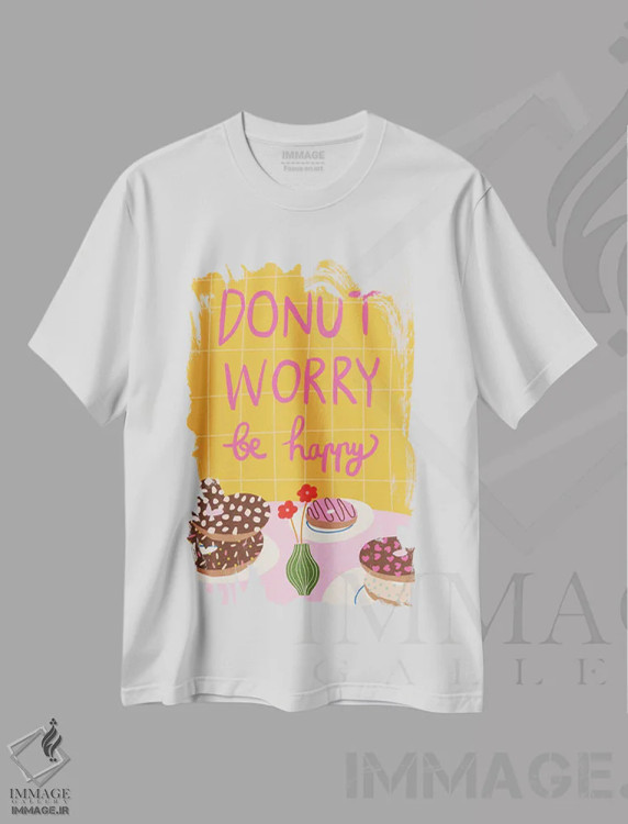 تیشرت سفید طرح دار نگران نباش، خوشحال باش، تزئینی اثر کارتیکا پارامیتا | immage.ir