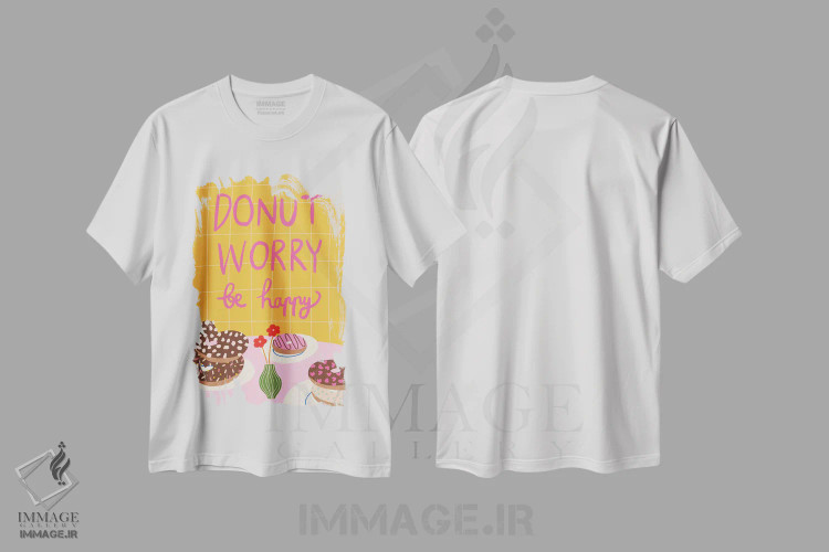 تیشرت سفید طرح دار نگران نباش، خوشحال باش، تزئینی اثر کارتیکا پارامیتا | immage.ir