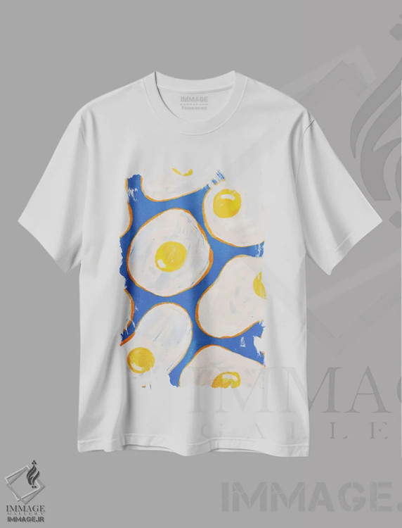 تیشرت سفید طرح دار تخم مرغ نیمرو آبی، هنر فاخر معاصر اثر کارتیکا پارامیتا | فروشگاه ایماژ