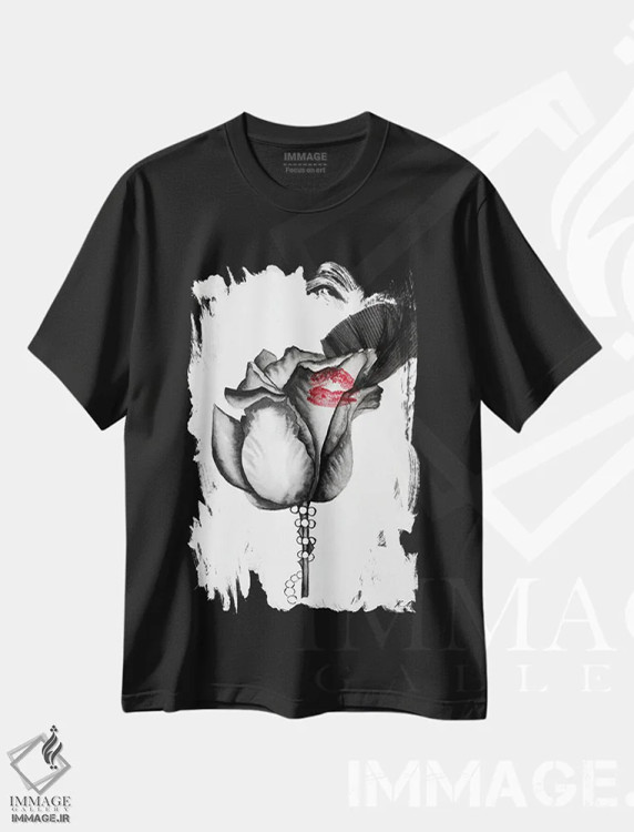 تیشرت مشکی طرح دار بوسه بر گل رز سیاه در پس حجاب، مدیوم اثر کریستینا مالن | فروشگاه ایماژ