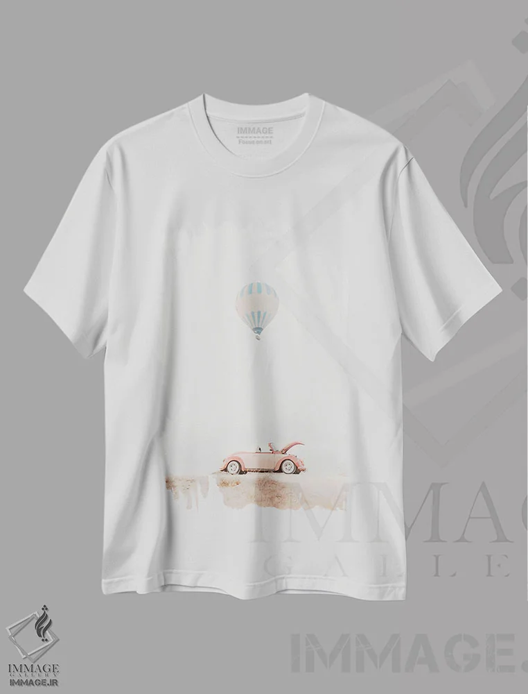 تیشرت سفید طرح دار ماشین صورتی و بالون هوای گرم، تزئینی اثر کارن منداو | immage.ir