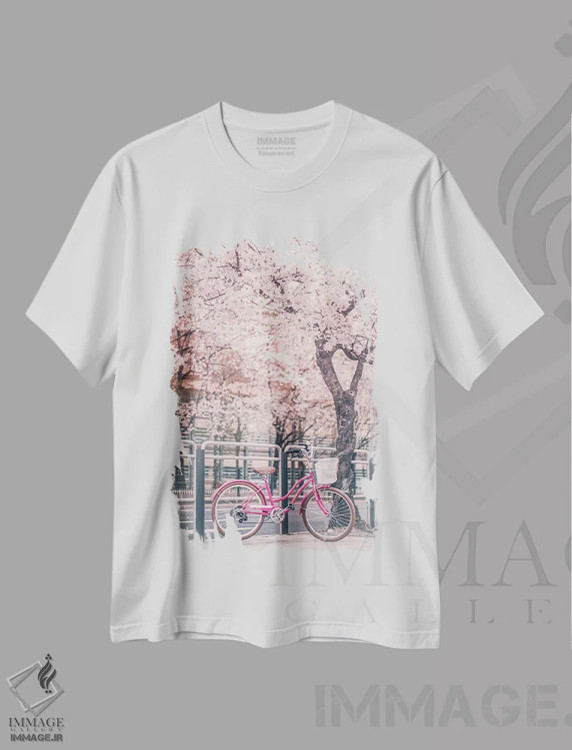 تیشرت سفید طرح دار دوچرخه صورتی زیر درختان گیلاس، مدیوم اثر کارن منداو | فروشگاه ایماژ