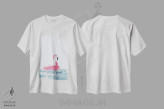 تیشرت سفید طرح دار حلقه شنا فلامینگو صورتی، دکور ساحلی اثر کارن منداو | immage.ir