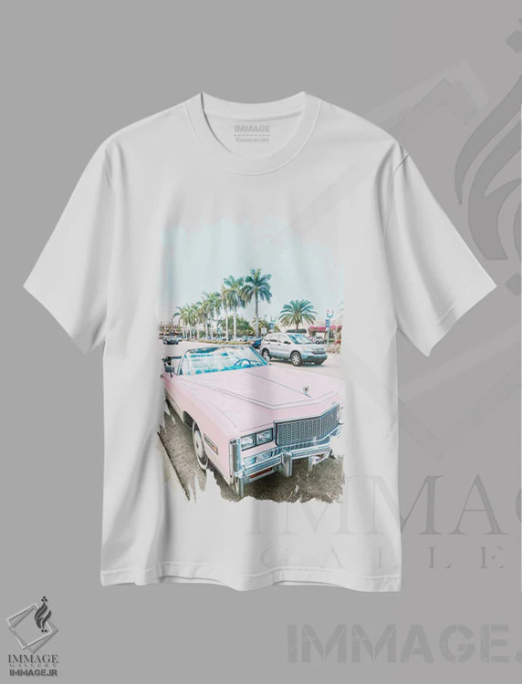 تیشرت سفید طرح دار ماشین رترو صورتی در لس آنجلس، باربیکور اثر کارن منداو | immage.ir