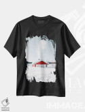 تیشرت مشکی طرح دار کلبه قرمز برفی با دودکش فعال، مدیوم اثر کارن منداو | فروشگاه ایماژ