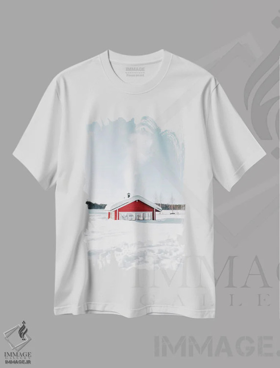 تیشرت سفید طرح دار کلبه قرمز برفی با دودکش فعال، مدیوم اثر کارن منداو | immage.ir