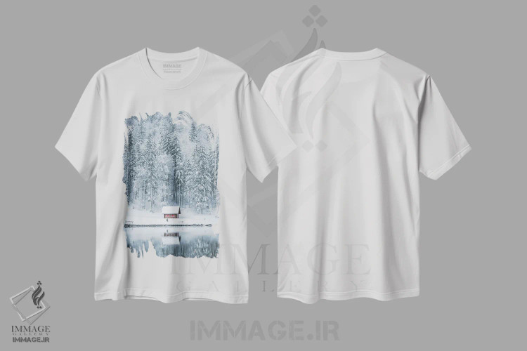 تیشرت سفید طرح دار کلبه کنار دریاچه قرمز، دکور تعطیلات اثر کارن منداو | فروشگاه ایماژ