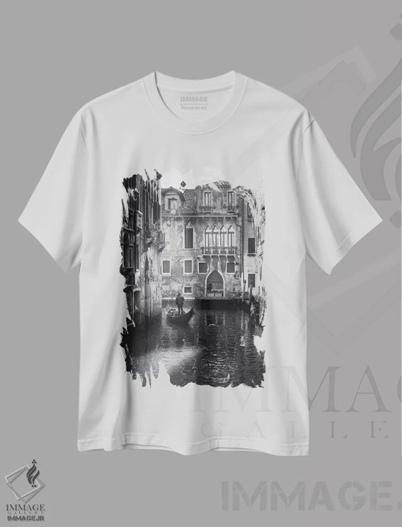 تیشرت سفید طرح دار کانال ونیز با گوندولا سیاه و سفید، مدیوم اثر کارن منداو | immage.ir