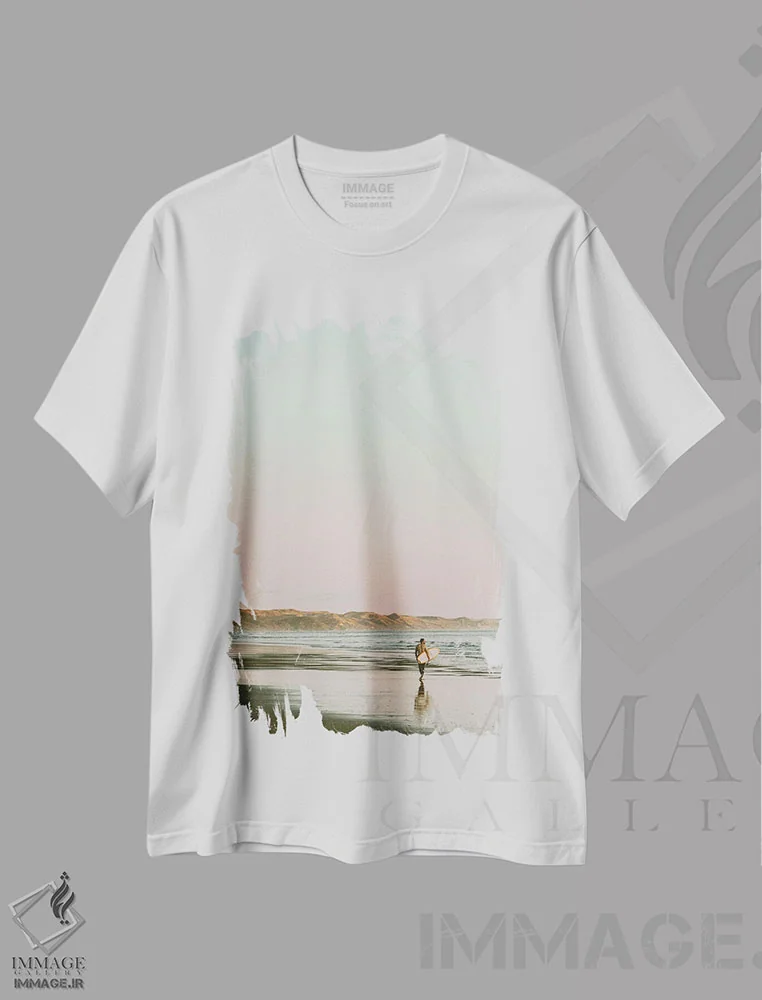 تیشرت سفید طرح دار موج سوار در حال قدم زدن در ساحل، دکور ساحلی اثر کارن منداو | فروشگاه ایماژ