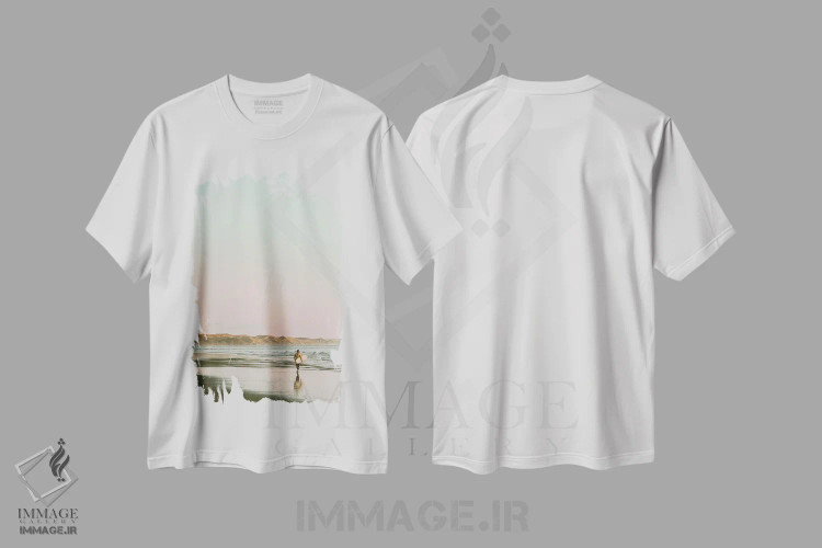 تیشرت سفید طرح دار موج سوار در حال قدم زدن در ساحل، دکور ساحلی اثر کارن منداو | فروشگاه ایماژ