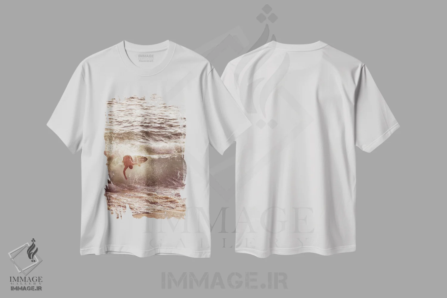 تیشرت سفید طرح دار موج سوار در میان امواج، تصاویر اکشن اثر کارن منداو | فروشگاه ایماژ