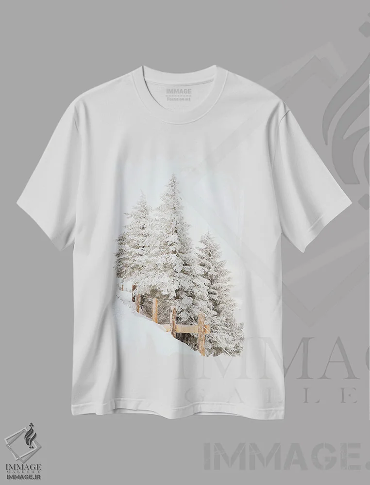 تیشرت سفید طرح دار درختان کاج سفید با نرده، مدیوم اثر کارن منداو | immage.ir