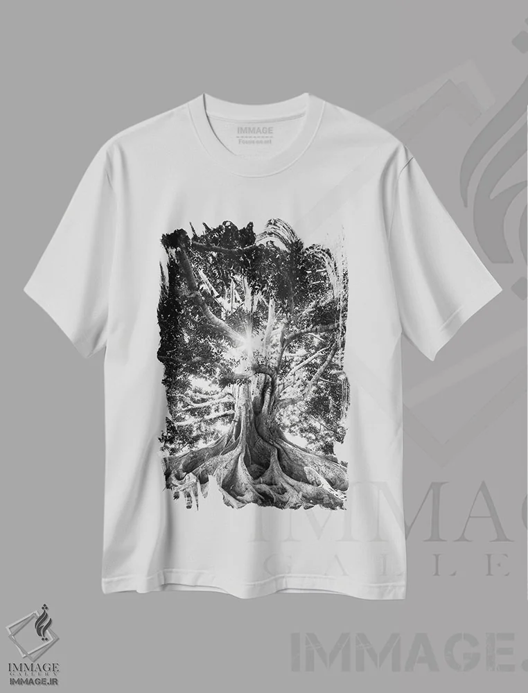 تیشرت سفید طرح دار درخت بزرگ در سیاه و سفید، مدیوم اثر کارن منداو | immage.ir