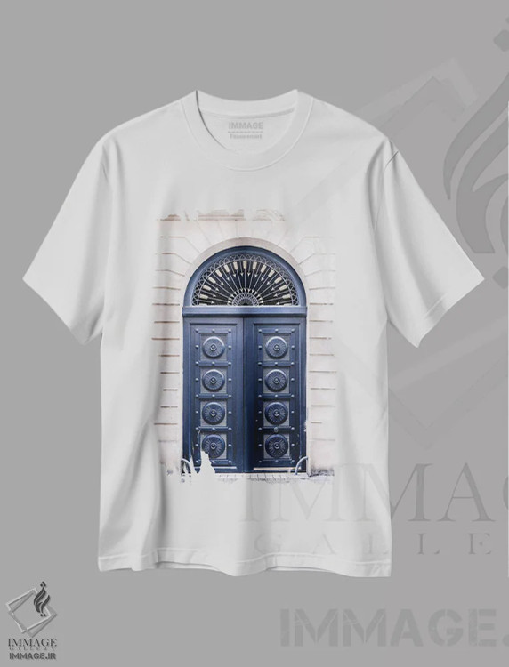 تیشرت سفید طرح دار درب آبی در پاریس، مدیوم اثر کارن منداو | فروشگاه ایماژ