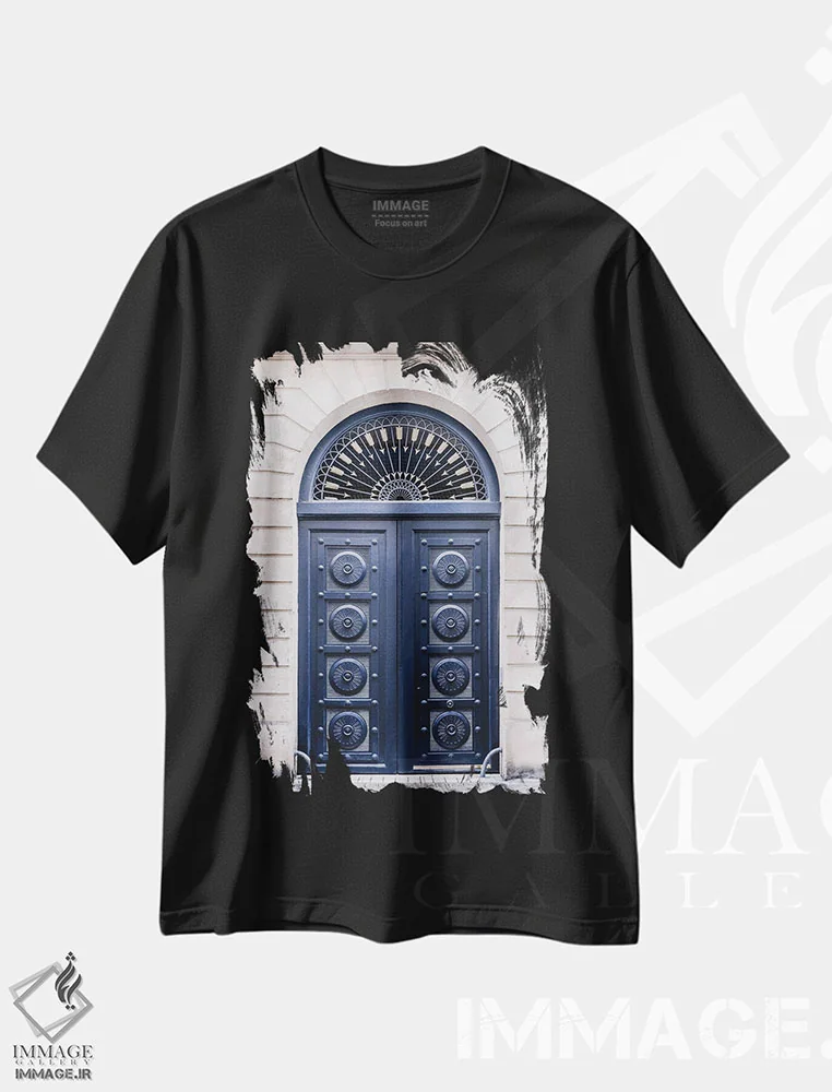 تیشرت مشکی طرح دار درب آبی در پاریس، مدیوم اثر کارن منداو | immage.ir