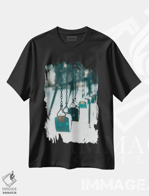 تیشرت مشکی طرح دار تاب آبی در برف، عکاسی ماکرو اثر کارن منداو | immage.ir
