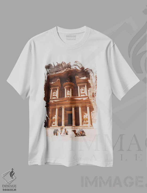 تیشرت سفید طرح دار شترها در پترا، اردن، مدیوم اثر کارن منداو | فروشگاه ایماژ