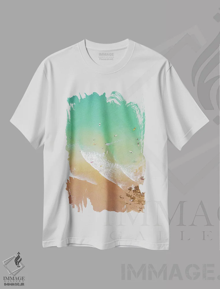 تیشرت سفید طرح دار ساحل هوایی با موج سواران، سواحل از نمای بالا اثر کارن منداو | فروشگاه ایماژ