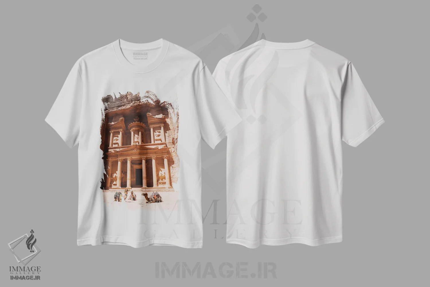 تیشرت سفید طرح دار شترها در پترا، اردن، مدیوم اثر کارن منداو | فروشگاه ایماژ