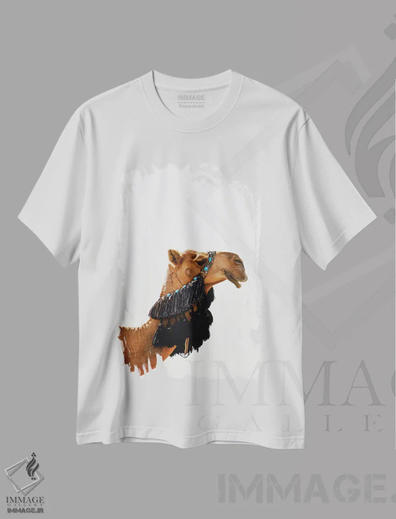 تیشرت سفید طرح دار شتر تزئین شده، مدیوم اثر کارن منداو | فروشگاه ایماژ