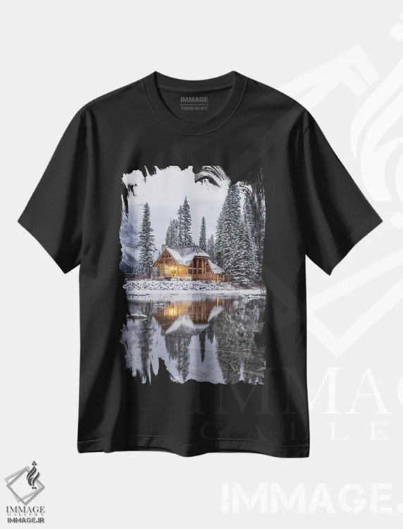 تیشرت مشکی طرح دار کلبه کنار دریاچه زمرد در برف، مدیوم اثر کارن منداو | immage.ir