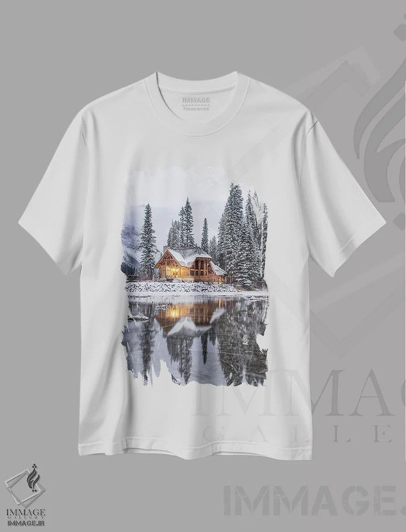 تیشرت سفید طرح دار کلبه کنار دریاچه زمرد در برف، مدیوم اثر کارن منداو | فروشگاه ایماژ