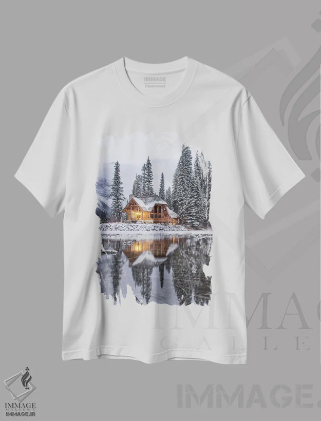 تیشرت سفید طرح دار کلبه کنار دریاچه زمرد در برف، مدیوم اثر کارن منداو | فروشگاه ایماژ