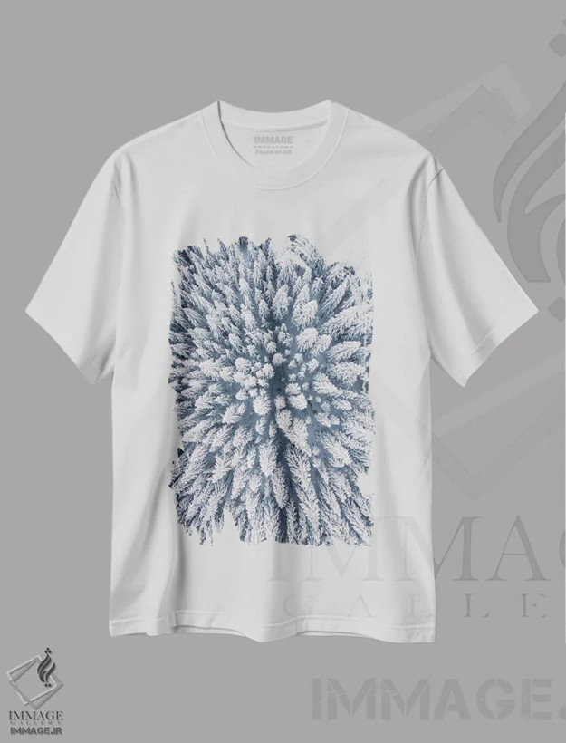 تیشرت سفید طرح دار عکس هوایی از جنگل کاج زمستانی، عکاسی هوایی اثر کارن منداو | فروشگاه ایماژ