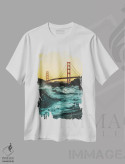 تیشرت سفید طرح دار پل گلدن گیت با امواج، مدیوم اثر کارن منداو | immage.ir