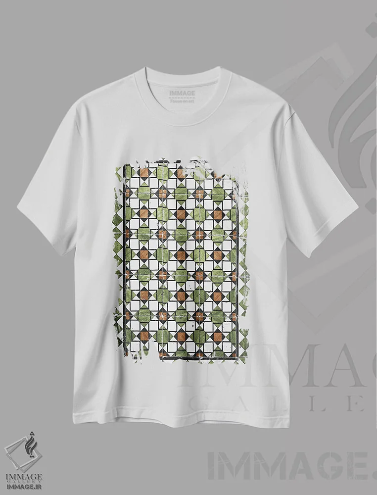 تیشرت سفید طرح دار موزاییک سبز اثر کارن منداو | immage.ir