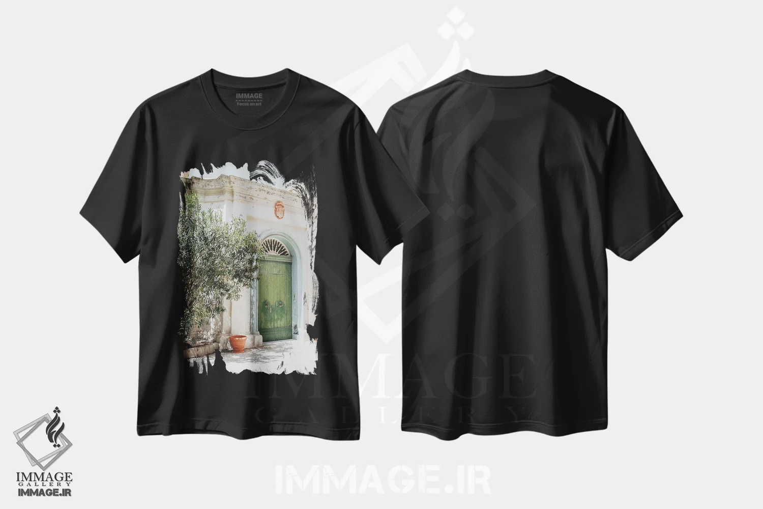 تیشرت مشکی طرح دار درب سبز در ایتالیا، مدیوم اثر کارن منداو | immage.ir