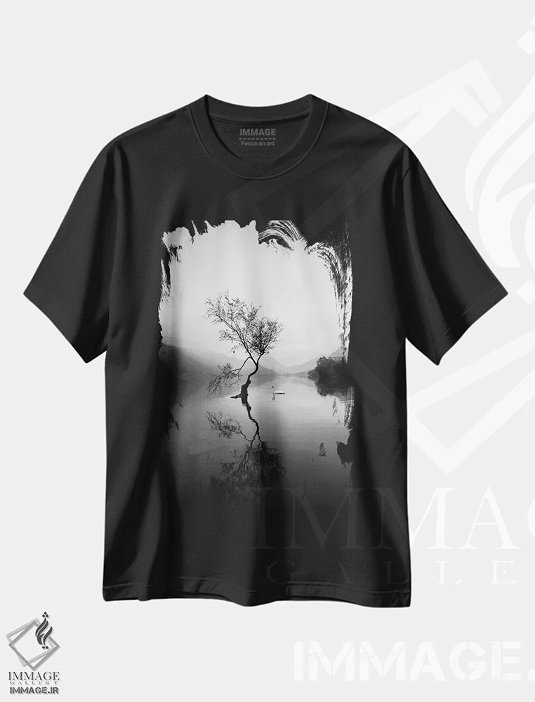 تیشرت مشکی طرح دار درخت تنها در لین پادارن ولز، مدیوم اثر کارن منداو | immage.ir