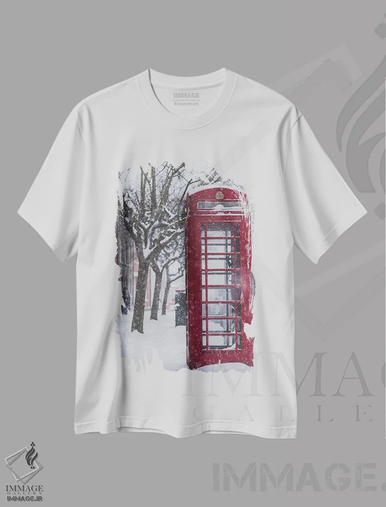 تیشرت سفید طرح دار غرفه تلفن لندن در برف، مدیوم اثر کارن منداو | immage.ir
