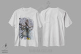 تیشرت سفید طرح دار آقای گوزن شمالی، دکور کلبه و لژ اثر کندون کریشنز | فروشگاه ایماژ
