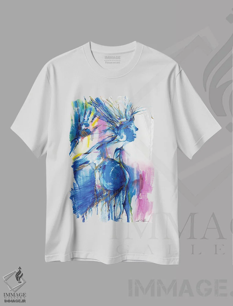 تیشرت سفید طرح دار زن آبی، مدیوم اثر کتی مورتون استنیون | immage.ir