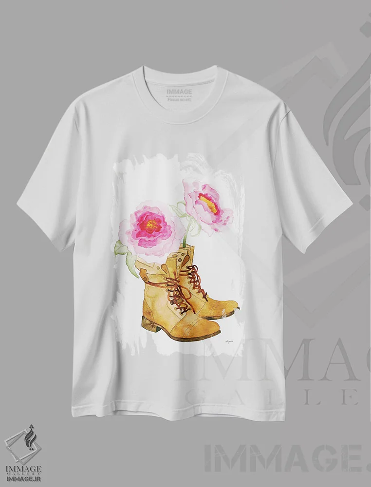 تیشرت سفید طرح دار چکمه و گل ها، تزئینی اثر کلسی مک نت | immage.ir