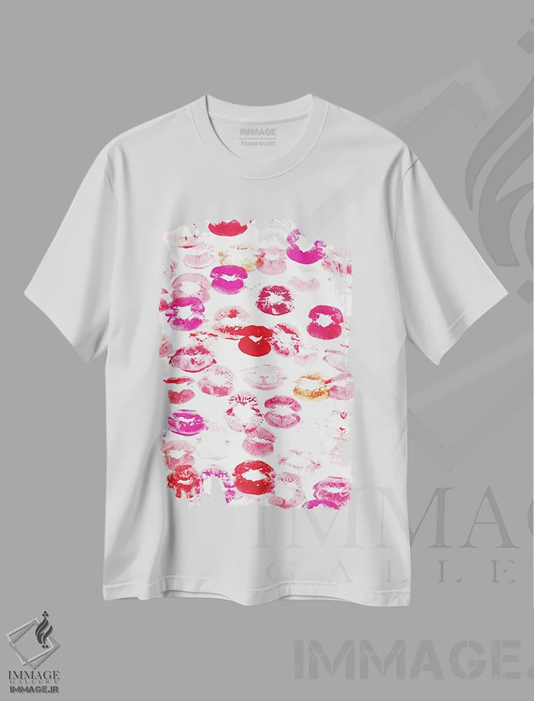 تیشرت سفید طرح دار بوسه، تزئینی اثر کلسی مک نت | immage.ir